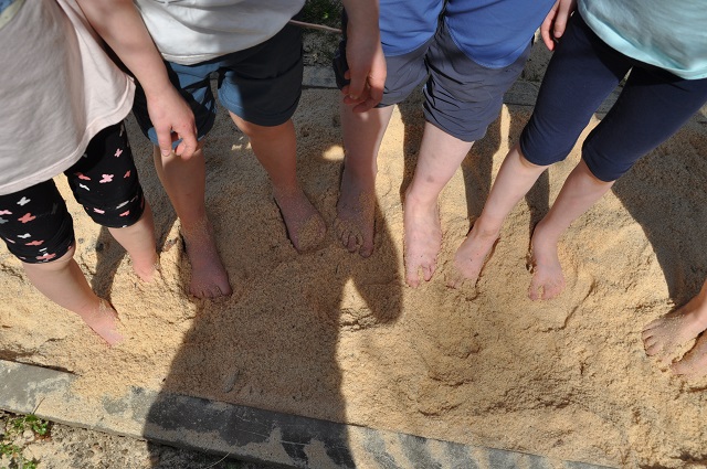 ... mit Freunden im Sand buddeln...