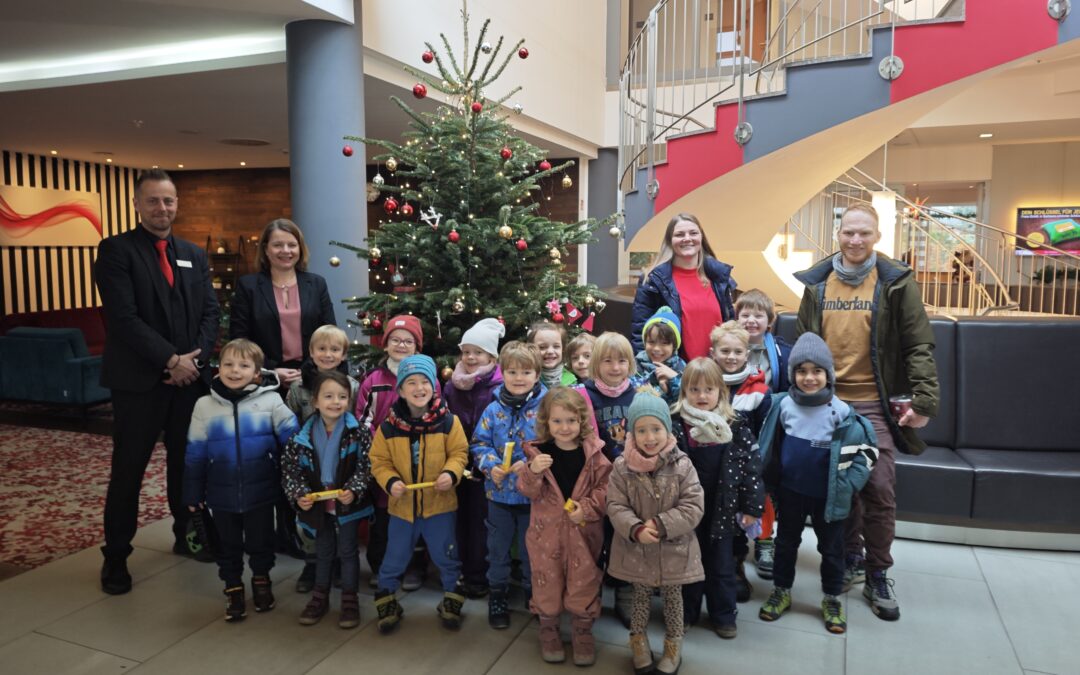 Weihnachtsbaum schmücken im Ramada Hotel
